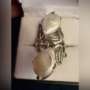 Elegant Silver and Cream Leaf Ring
